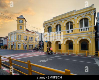 Phuket, Thailandia. Novembre 28, 2022. Città vecchia di Phuket. Famosi vecchi edifici colorati. Architettura sino-portoghese. Le migliori destinazioni di viaggio a Phuket Foto Stock