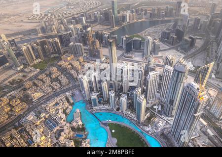 Paesaggio urbano di Dubai visto dalla cima del grattacielo Burj Khalifa Foto Stock