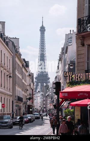 Parigi, Francia - Maggio, 2022: Famoso caffè parigino le Recrutement, situato sul Boulevard de la Tour-Maubourg 36, Torre Eiffel sullo sfondo Foto Stock