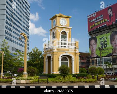 Phuket, Thailandia. Novembre 28, 2022. Città vecchia di Phuket. Famosa vecchia torre dell'orologio. Architettura sino-portoghese. Destinazioni di viaggio principali in Thailandia Foto Stock