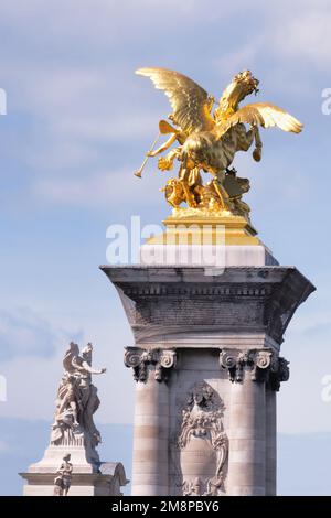 Parigi, Francia - Maggio, 2022: Il Pont Alexandre III è ponte ad arco che attraversa la Senna a Parigi. Collega il quartiere degli Champs-Elysees alla Eiffel Foto Stock