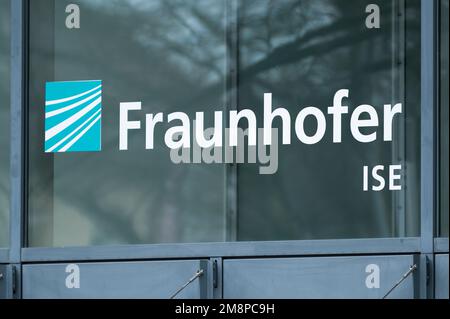 Friburgo in Breisgau, Germania. 14th Jan, 2023. La scritta "Fraunhofer ISE" è visibile sopra un'area di ingresso dell'Istituto Fraunhofer per i sistemi di energia solare. Credit: Silas Stein/dpa/Alamy Live News Foto Stock