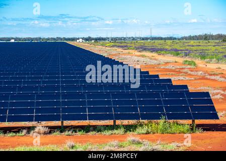 La grande fattoria di pannelli solari Nyngan nel nord-ovest del New South Wales, Australia, copre 288Ha di terra e produce 233.000 megawatt di ore di energia all'anno Foto Stock