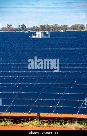 La grande fattoria di pannelli solari Nyngan nel nord-ovest del New South Wales, Australia, copre 288Ha di terra e produce 233.000 megawatt di ore di energia all'anno Foto Stock