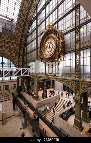 Parigi, Francia - Maggio, 2022: Orologio d'oro del museo D'Orsay.The Musee d'Orsay è un museo a Parigi, sulla riva sinistra della Senna Foto Stock