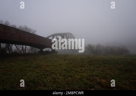 Vecchio ponte ferroviario vicino al monastero tedesco Corvey Foto Stock