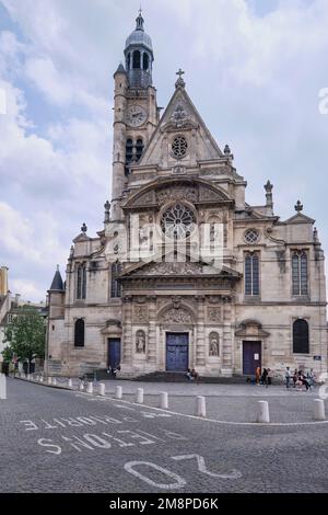 Parigi, Francia - Maggio, 2022: Facciata della chiesa di Saint Etienne du Mont Foto Stock