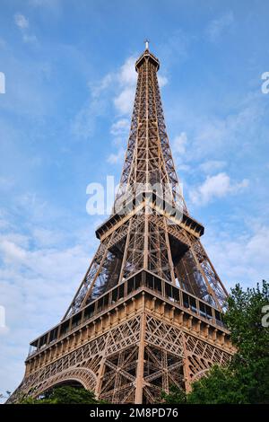 Parigi, Francia - Maggio, 2022: Torre Eiffel, simbolo di Parigi con il sole tramontato e il cielo estivo blu vibrante Foto Stock