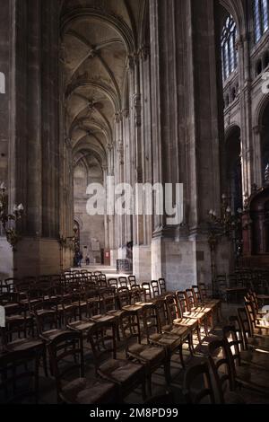 Parigi, Francia - Maggio, 2022: Vista interna della Chiesa di Saint Sulpice, Parigi Foto Stock