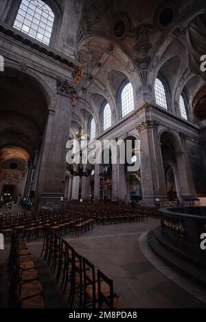 Parigi, Francia - Maggio, 2022: Vista interna della Chiesa di Saint Sulpice, Parigi Foto Stock