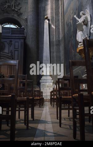 Parigi, Francia - Maggio, 2022: Vista interna della Chiesa di Saint Sulpice, Parigi Foto Stock
