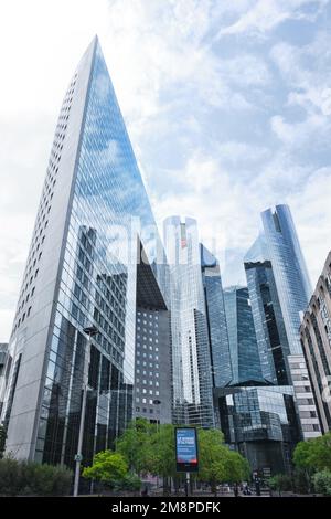 Parigi, Francia - Maggio, 2022: Architettura di edifici per uffici, a la Defense, quartiere degli affari di Parigi, Francia Foto Stock