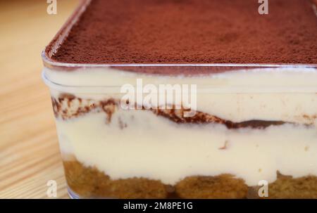 Primo piano di un delizioso tiramisù, un popolare dessert italiano noto anche come Toscano Trifle in vetro Foto Stock