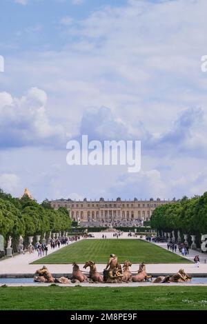 Parigi, Francia - Maggio, 2022: Giardini della famosa Reggia di Versailles. tutto il sito ha fontane uniche, stagni, lago e paesaggi costruiti nel 17th c. Foto Stock