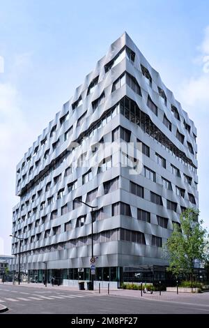 Parigi, Francia - Maggio, 2022: Facciata oscillante del blocco di uffici Be Open, sede del Metropole du Grand Paris, si trova negli anni '13th. Quai d'Austerlitz Foto Stock