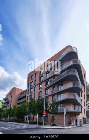 Parigi, Francia - Maggio, 2022: Edificio moderno con balconi che utilizzano come residenza di anziani servizi domiciliati a Versailles Foto Stock