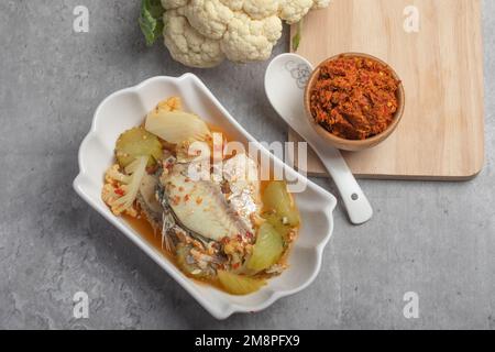 Gaeng Som Thai meridionale Pesce al curry giallo piccante con verdure miste Foto Stock