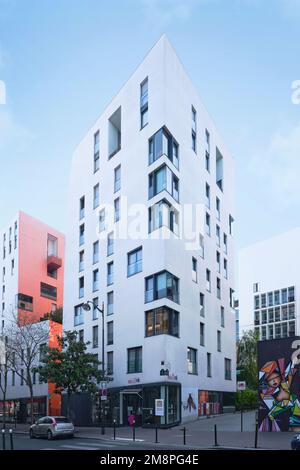 Parigi, Francia - Maggio, 2022: Edificio bianco di appartamenti di architettura moderna nel 13th° arrondissement Foto Stock