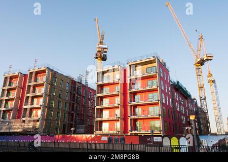 Ristrutturazione della proprietà dietro l'ex Municipio di Hammersmith, Great West Road, Hammersmith, Londra, W6, Inghilterra, Regno Unito Foto Stock