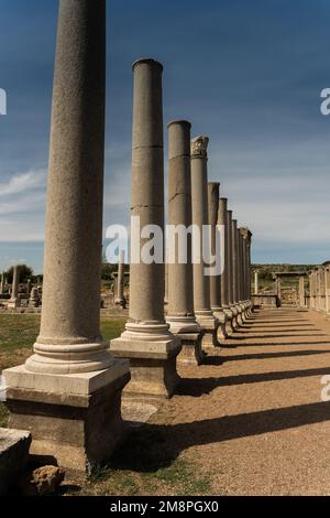 Le rovine dell'antica città anatolica di Perge, situata vicino alla città di Antalya in Turchia. Foto di alta qualità Foto Stock