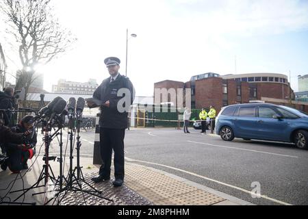 Il sovrintendente metropolitano della polizia Jack Rowlands pubblica una dichiarazione sulla scena di una sparatoria al di fuori di un servizio commemorativo che si teneva nella chiesa cattolica romana di St Aloysius su Phoenix Road, in Euston, alle 1,30pm circa di sabato. Una ragazza di sette anni è in una condizione di pericolo di vita a seguito del sospetto drive-by sparando fuori dalla chiesa, mentre un'altra ragazza e quattro donne sono state ferite nello stesso incidente. Data immagine: Domenica 15 gennaio 2023. Foto Stock