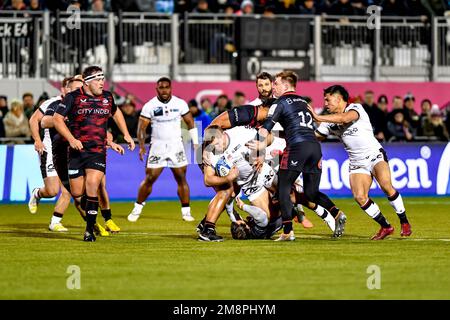 Londra, Regno Unito. 14th Jan, 2023. Billy Vunipola di Saracens affronta Kyle Godwin di Lione durante la partita della European Rugby Champions Cup tra Saracens e Lione allo StoneX Stadium di Londra, Inghilterra, il 14 gennaio 2023. Foto di Phil Hutchinson. Solo per uso editoriale, licenza richiesta per uso commerciale. Non è utilizzabile nelle scommesse, nei giochi o nelle pubblicazioni di un singolo club/campionato/giocatore. Credit: UK Sports Pics Ltd/Alamy Live News Foto Stock