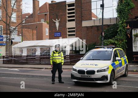 Polizia sulla scena di una sparatoria fuori di un servizio commemorativo che si teneva nella chiesa cattolica romana di San Aloysius su Phoenix Road, a Euston, alle 1,30pm circa del sabato. Una bambina di sette anni si trova in una condizione stabile ma pericolosa per la vita a seguito del sospetto tiro al piattello fuori della chiesa, mentre un'altra ragazza e quattro donne sono state ferite nello stesso incidente. Data immagine: Domenica 15 gennaio 2023. Foto Stock