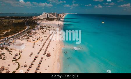 Foto aerea del drone di una spiaggia a Cancun, Messico. Bellissimo posto per le vacanze con oceano blu turchese Foto Stock