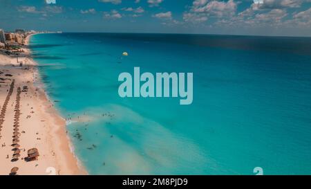 Foto aerea del drone di una spiaggia a Cancun, Messico. Bellissimo posto per le vacanze con oceano blu turchese Foto Stock