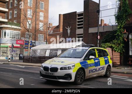 Polizia sulla scena di una sparatoria fuori di un servizio commemorativo che si teneva nella chiesa cattolica romana di San Aloysius su Phoenix Road, a Euston, alle 1,30pm circa del sabato. Una bambina di sette anni si trova in una condizione stabile ma pericolosa per la vita a seguito del sospetto tiro al piattello fuori della chiesa, mentre un'altra ragazza e quattro donne sono state ferite nello stesso incidente. Data immagine: Domenica 15 gennaio 2023. Foto Stock