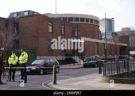 Polizia sulla scena di una sparatoria fuori di un servizio commemorativo che si teneva nella chiesa cattolica romana di San Aloysius su Phoenix Road, a Euston, alle 1,30pm circa del sabato. Una bambina di sette anni si trova in una condizione stabile ma pericolosa per la vita a seguito del sospetto tiro al piattello fuori della chiesa, mentre un'altra ragazza e quattro donne sono state ferite nello stesso incidente. Data immagine: Domenica 15 gennaio 2023. Foto Stock