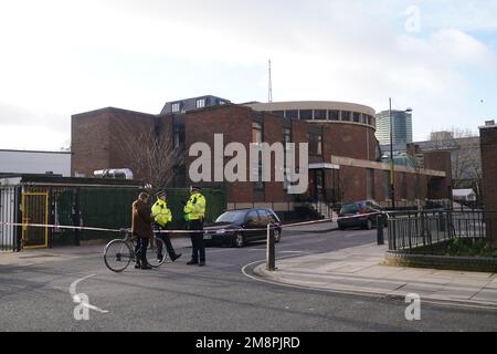 Polizia sulla scena di una sparatoria fuori di un servizio commemorativo che si teneva nella chiesa cattolica romana di San Aloysius su Phoenix Road, a Euston, alle 1,30pm circa del sabato. Una bambina di sette anni si trova in una condizione stabile ma pericolosa per la vita a seguito del sospetto tiro al piattello fuori della chiesa, mentre un'altra ragazza e quattro donne sono state ferite nello stesso incidente. Data immagine: Domenica 15 gennaio 2023. Foto Stock