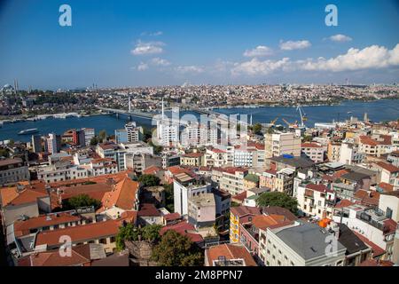 Istanbul, Turchia - 09-01-2022:Ataturk ponte, Corno d'Oro vista Foto Stock