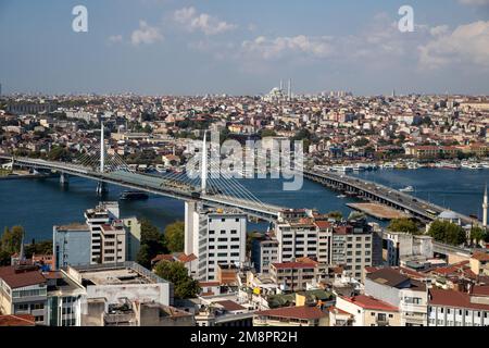 Istanbul, Turchia - 09-01-2022:Ataturk ponte, Corno d'Oro vista Foto Stock