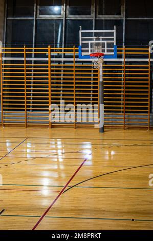 Palestra europea vuota per gli sport scolastici, non c'è gente Foto Stock