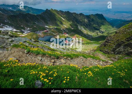 Uno dei più visitati lago e luogo di escursioni nei Carpazi. Lago Balea e chalet sulla riva del lago, Fagaras montagne, Carpazi Foto Stock