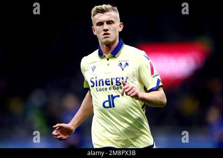 Josh Doig dell'Hellas Verona FC guarda durante la Serie Una partita di calcio tra FC Internazionale e Hellas Verona allo Stadio Giuseppe Meazza il 14 gennaio 2023 a Milano Italia . Foto Stock