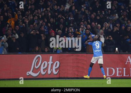 SALERNO, ITALIA - GENNAIO, 13: Victor Osimhen della SSC Napoli festeggia con i tifosi dopo aver segnato durante la Serie Una partita tra SSC Napoli e Juve Foto Stock