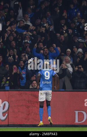 SALERNO, ITALIA - GENNAIO, 13: Victor Osimhen della SSC Napoli festeggia con i tifosi dopo aver segnato durante la Serie Una partita tra SSC Napoli e Juve Foto Stock