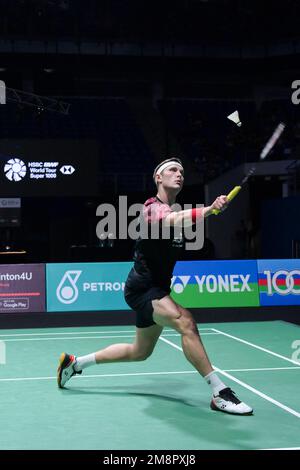 Kuala Lumpur, Malesia. 15th Jan, 2023. Viktor Axelsen di Danimarca compete durante la finale maschile contro Naraoka Kodai del Giappone al Malaysia Open 2023 di Kuala Lumpur, Malesia, 15 gennaio 2023. Credit: Notizie dal vivo su Zhu Wei/Xinhua/Alamy Foto Stock