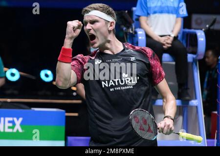 Kuala Lumpur, Malesia. 15th Jan, 2023. Viktor Axelsen di Danimarca festeggia dopo la finale maschile contro Naraoka Kodai del Giappone al Malaysia Open 2023 di Kuala Lumpur, Malesia, 15 gennaio 2023. Credit: Notizie dal vivo su Zhu Wei/Xinhua/Alamy Foto Stock