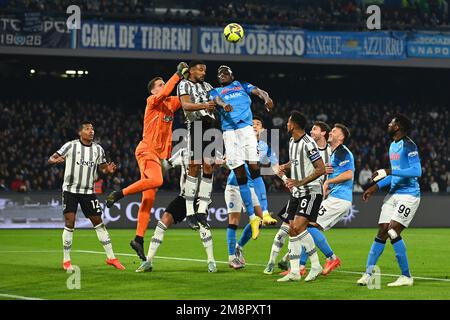 SALERNO, ITALIA - GENNAIO 13: Victor Osimhen della SSC Napoli e Bremer della Juventus FC si sfidano per la palla nella zona di penalità durante la partita di Serie A. Foto Stock