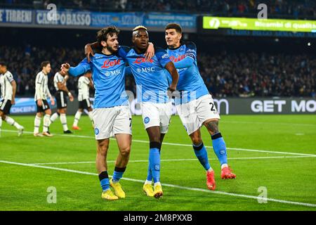 SALERNO, ITALIA - GENNAIO 13: Victor Osimhen della SSC Napoli festeggia con Khvicha Kvaratskhelia e Giovanni di Lorenzo dopo aver segnato un gol durante il t Foto Stock