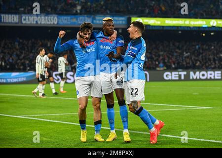 SALERNO, ITALIA - GENNAIO 13: Victor Osimhen della SSC Napoli festeggia con Khvicha Kvaratskhelia e Giovanni di Lorenzo dopo aver segnato un gol durante il t Foto Stock