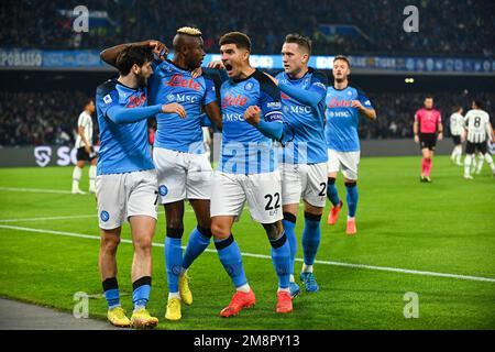 SALERNO, ITALIA - GENNAIO, 13: Victor Osimhen della SSC Napoli festeggia con i compagni di squadra dopo aver segnato durante la Serie Una partita tra SSC Napoli e Juv Foto Stock