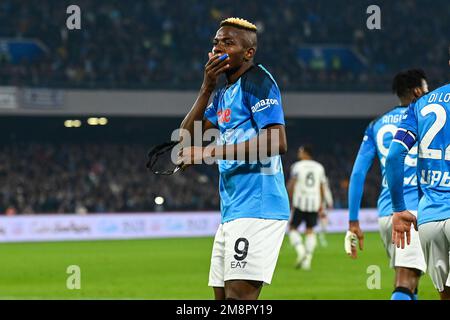 SALERNO, ITALIA - GENNAIO, 13: Victor Osimhen della SSC Napoli celebra dopo aver segnato un gol durante la Serie Un match tra SSC Napoli e Juventus FC Foto Stock