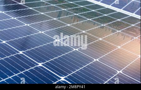 Focalizzazione selettiva su pannelli solari o moduli fotovoltaici. Energia solare per energia verde. Risorse sostenibili. I pannelli solari utilizzano la luce solare Foto Stock