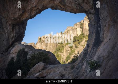 Arco naturale Forat de la Vella al Parco Naturale di Ports de Beseit, Catalogna Foto Stock