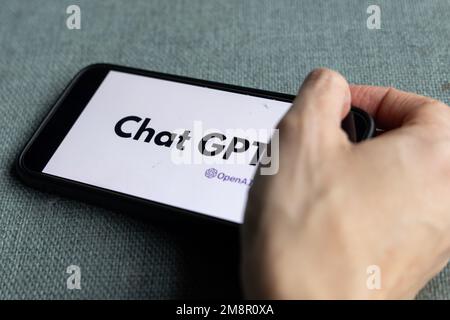 Mano da donna che tiene un iPhone con il logo OpenAI. ChatGPT e Chat bot cultura, intelligenza artificiale tempo. 01.01.2023 Amsterdam, Paesi Bassi Foto Stock