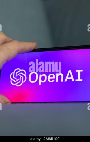 Mano da donna che tiene un iPhone con il logo OpenAI. ChatGPT e Chat bot cultura, intelligenza artificiale tempo. 01.01.2023 Amsterdam, Paesi Bassi Foto Stock